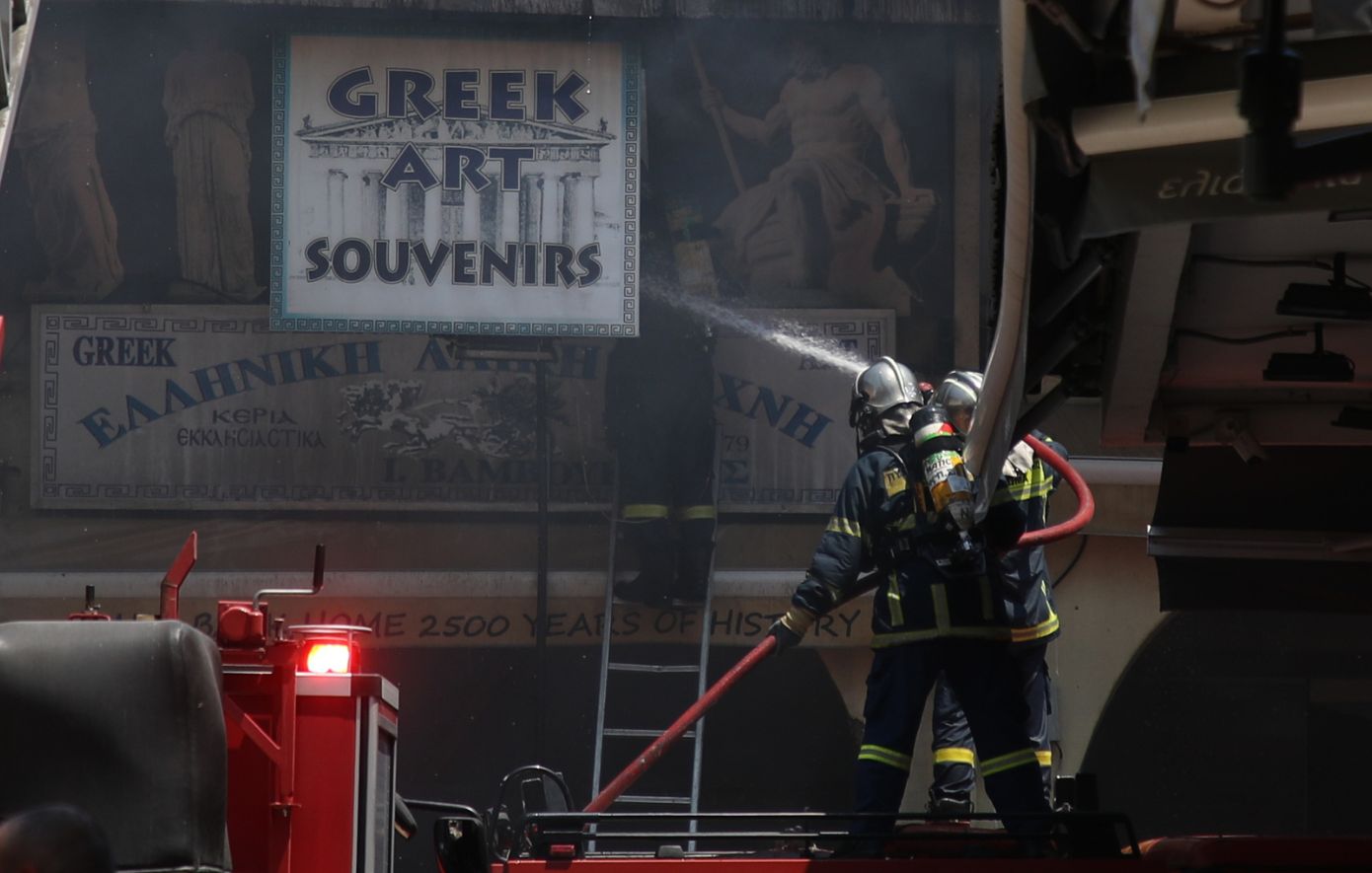 Καλύτερη η εικόνα της φωτιάς στο Καπάνι &#8211; Στο νοσοκομείο τρεις πυροσβέστες με αναπνευστικά προβλήματα &#8211; Ζημιές σε επιχειρήσεις