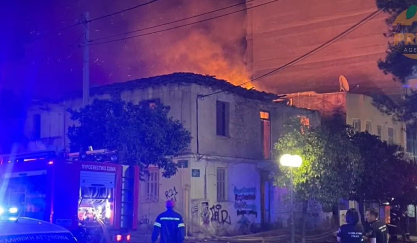 Φωτιά σε εγκαταλελειμμένο κτίριο στη Νέα Ιωνία – Κατέρρευσε τμήμα της στέγης