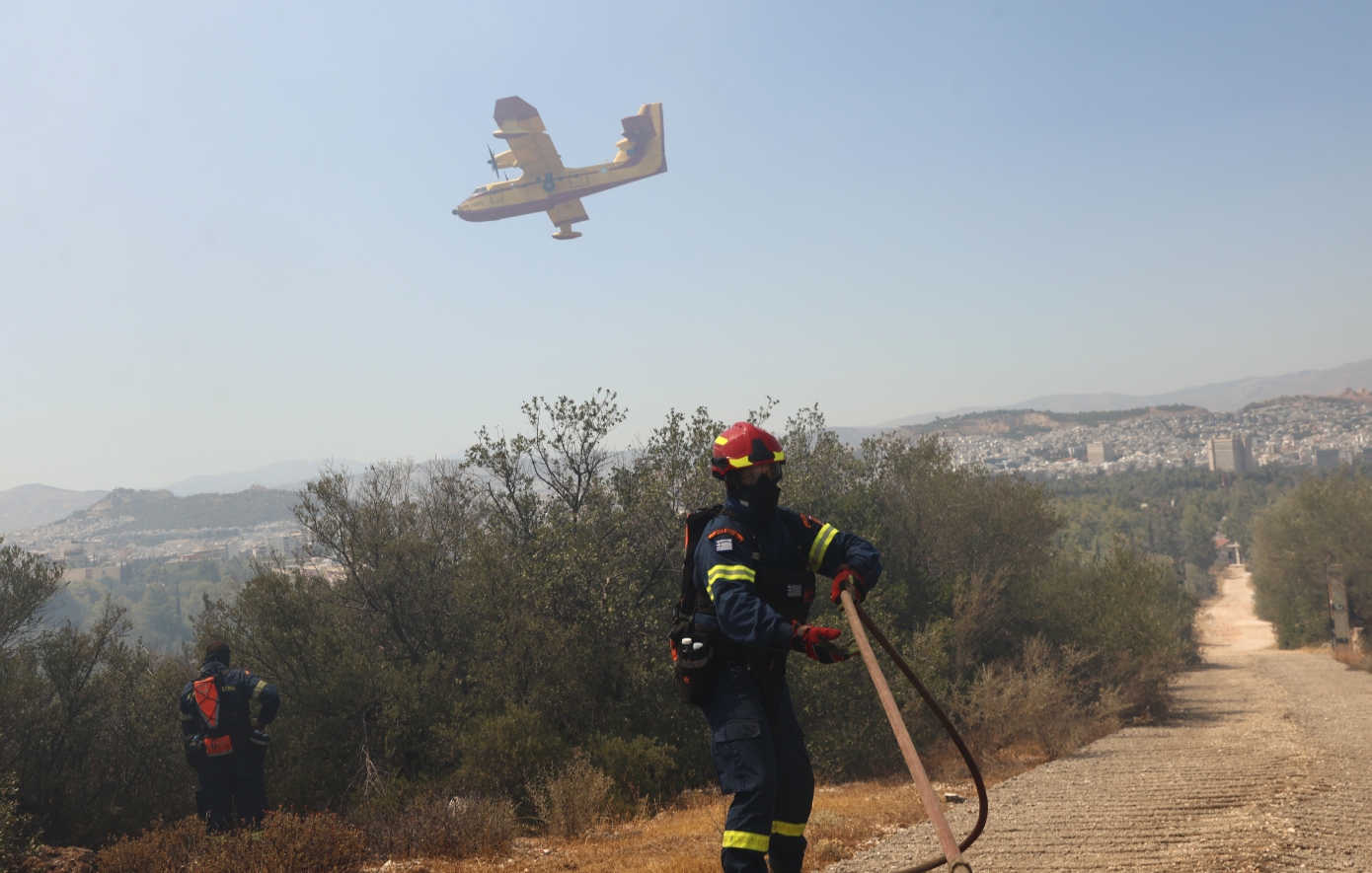 Σε ύφεση η φωτιά στην Πολυτεχνειούπολη Ζωγράφου, στους πρόποδες του Υμηττού &#8211; Ήχησε το 112