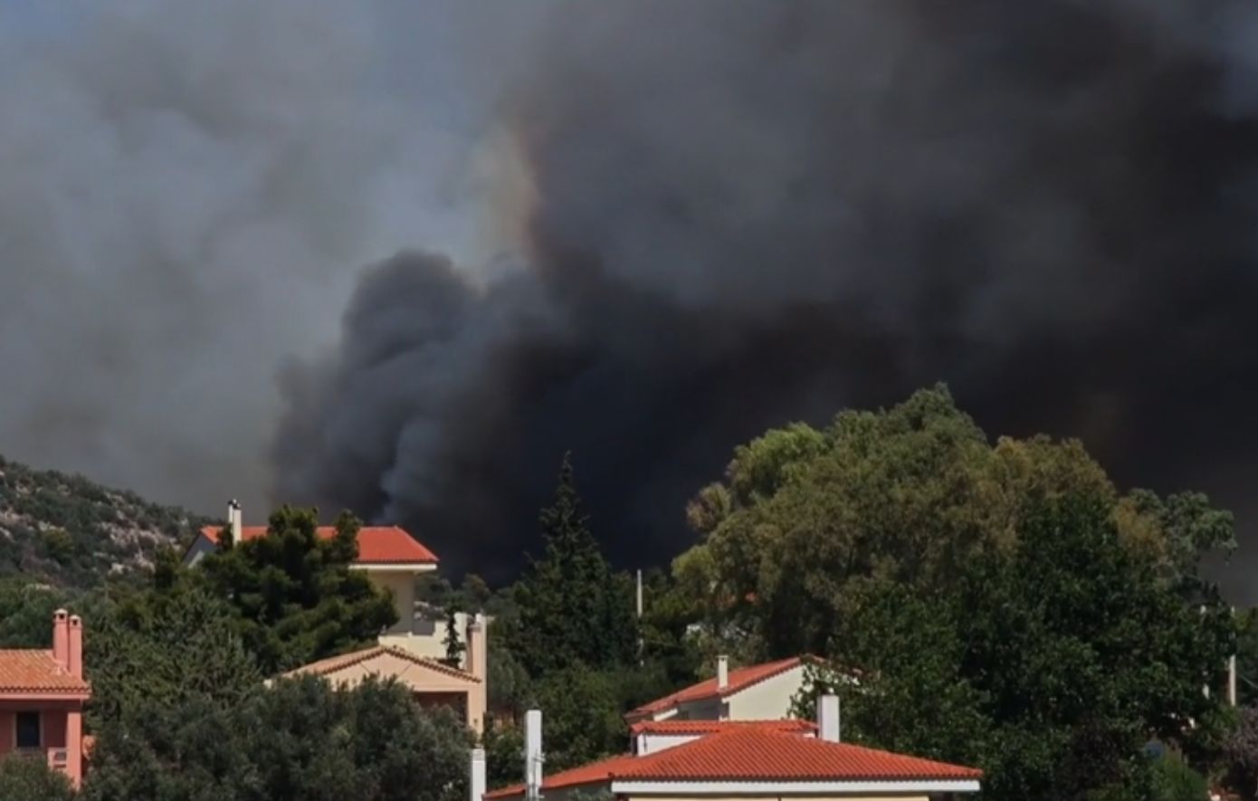 Μεγάλη φωτιά στη Ραφήνα &#8211; Μήνυμα του 112 για εκκένωση τριών οικισμών
