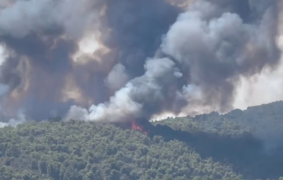 Μάχη με τις φλόγες σε Χαλκιδική, Κύθηρα και Λασίθι –  Μηνύματα από το 112, εκκενώθηκε κάμπινγκ στη Βουρβουρού