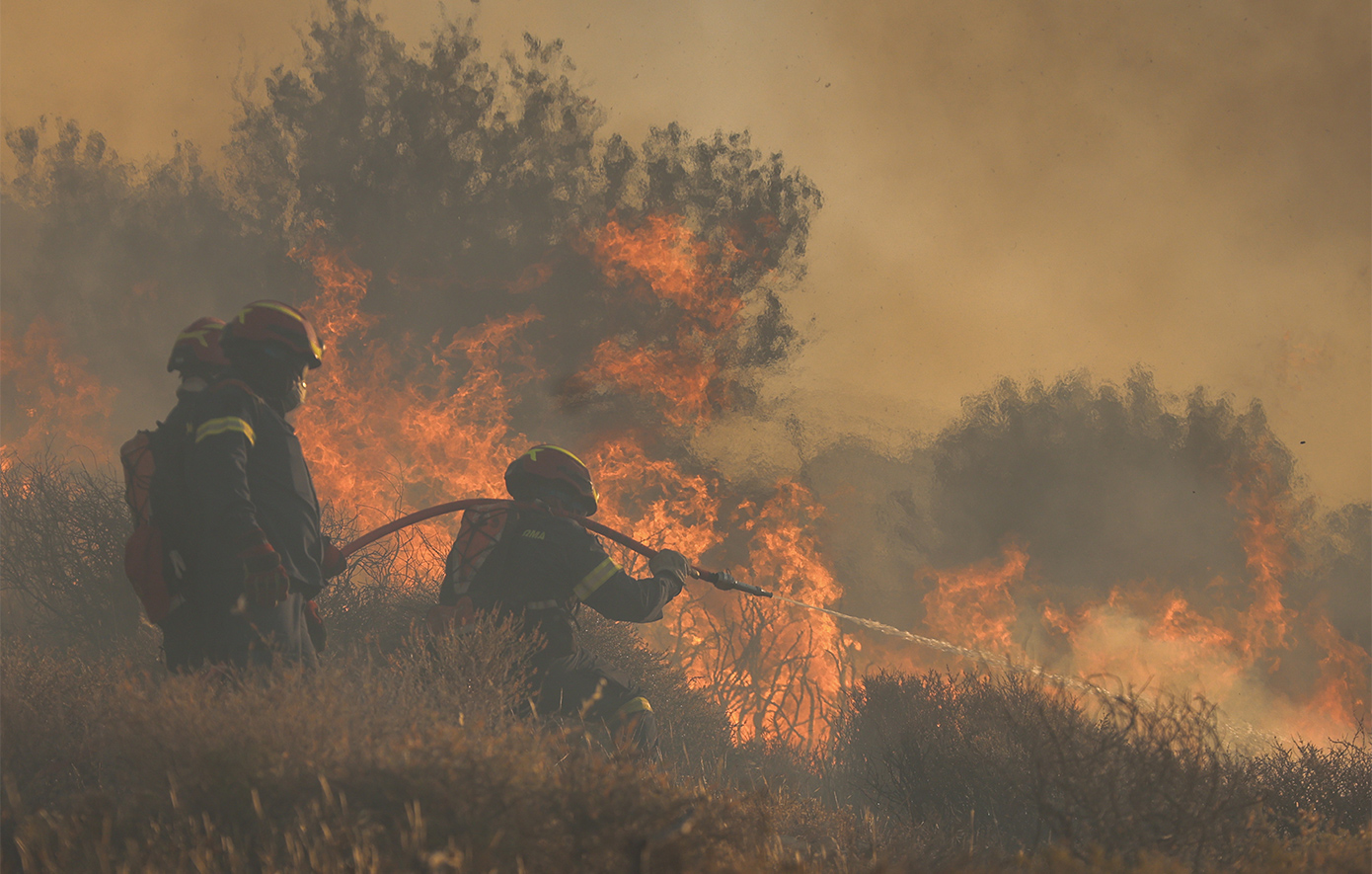 Φωτιά στα Οινόφυτα &#8211; Επιχειρούν έξι εναέρια μέσα
