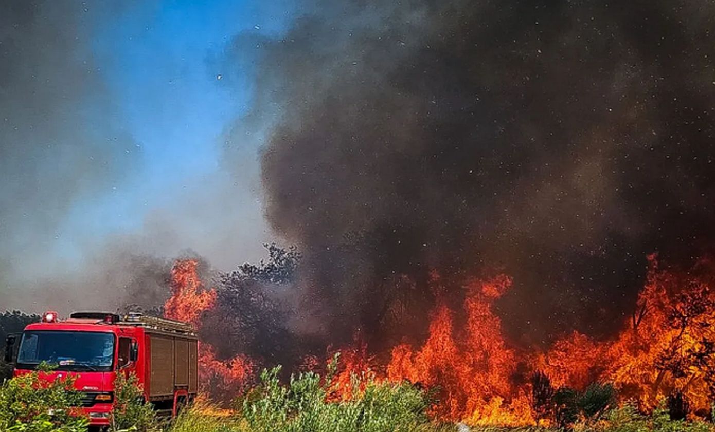 Η φωτιά στο Αλιβέρι καίει κοντά σε σπίτια &#8211; Εκκενώνονται Κάμπος και Ποντικού, επιχειρούν 2 αεροπλάνα και δύο ελικόπτερα