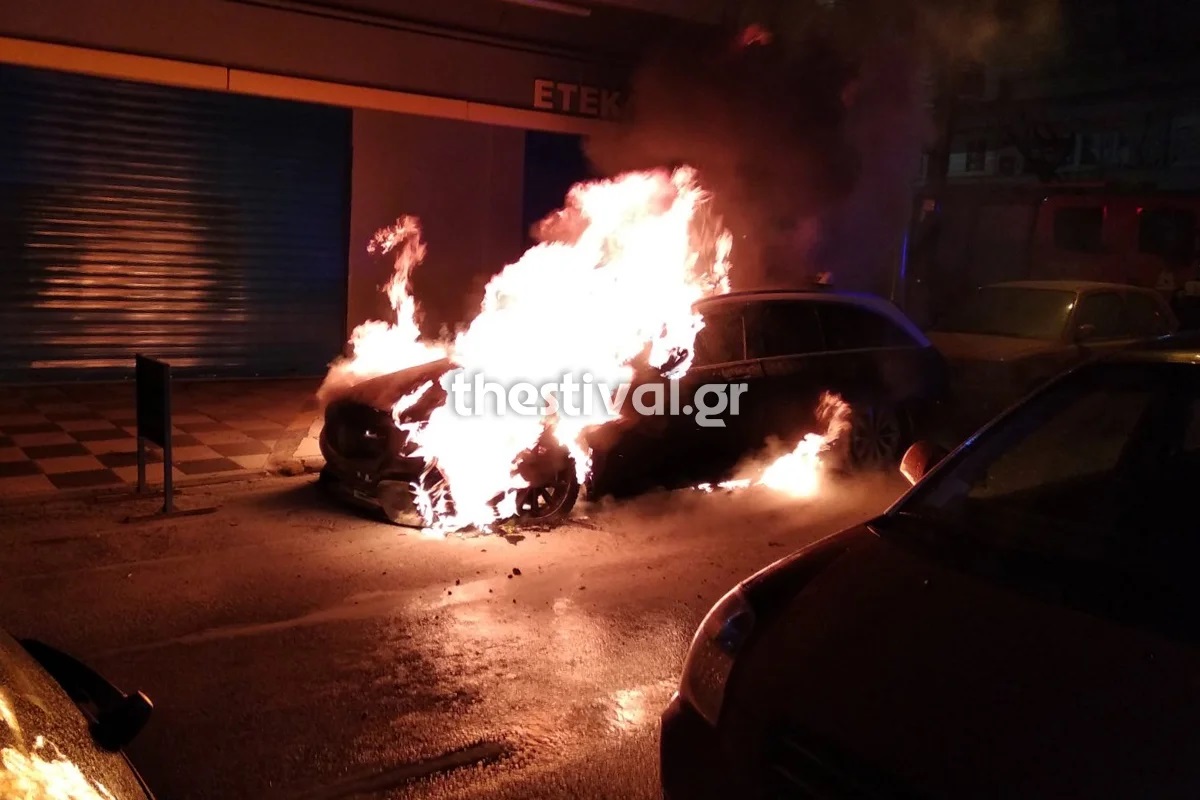 Φωτιά σε αυτοκίνητο τα ξημερώματα στην Καλαμαριά &#8211; Δεν υπήρξαν τραυματισμοί