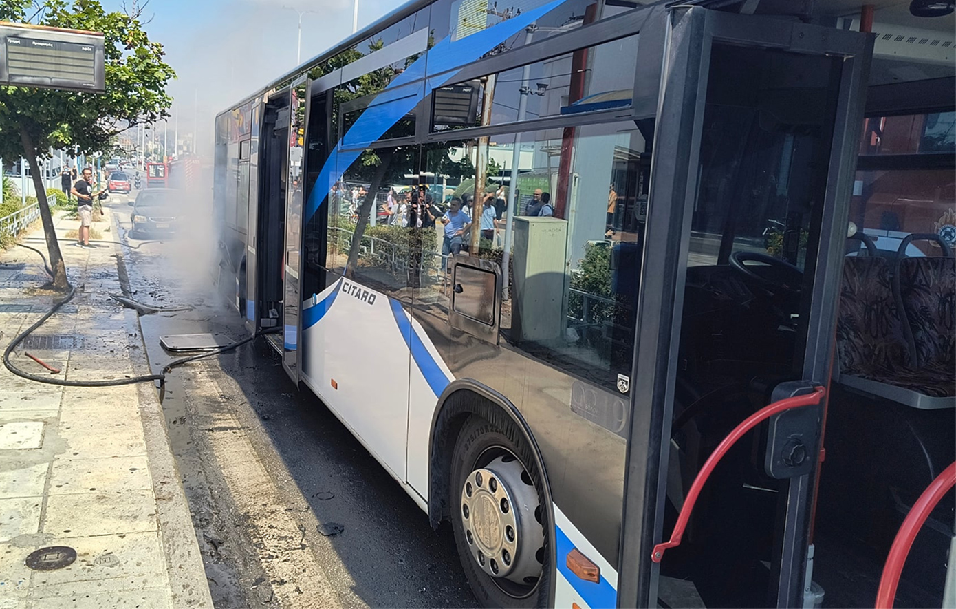 Φωτιά σε αστικό λεωφορείο στον Βόλο &#8211; Επιχειρούν πυροσβεστικές δυνάμεις