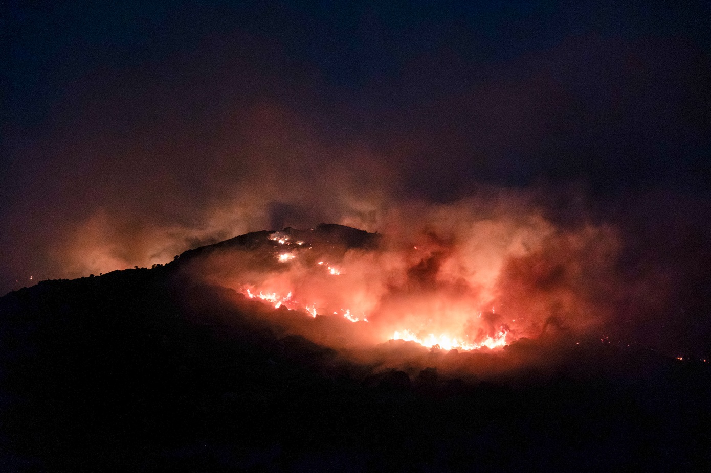 Νύχτα αγωνίας σε Εύβοια, Κύθηρα, Μεσσηνία και Κρήτη &#8211; Χωρίς ενεργό μέτωπο η φωτιά στη Δροσοπηγή