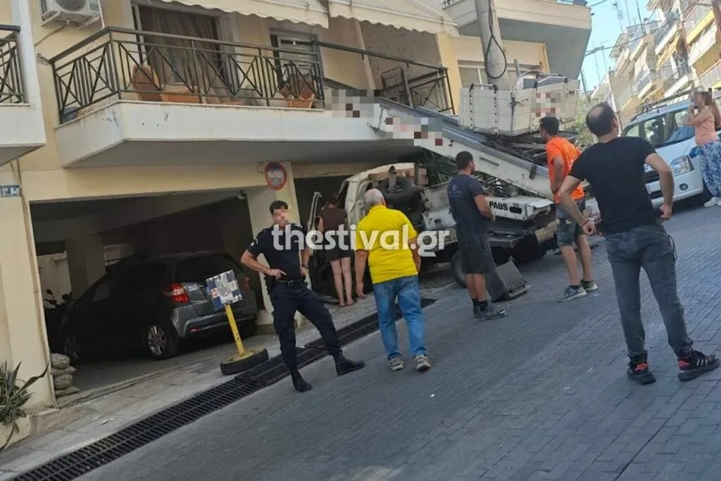 Γερανός έπεσε σε μπαλκόνι πολυκατοικίας στη Θεσσαλονίκη