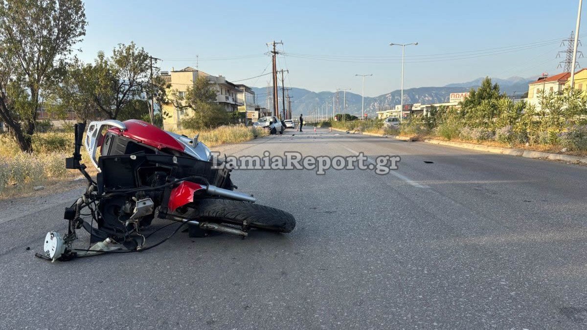 Σύγκρουση ΙΧ με μηχανάκι στη Λαμία &#8211; Δύο σοβαρά τραυματίες