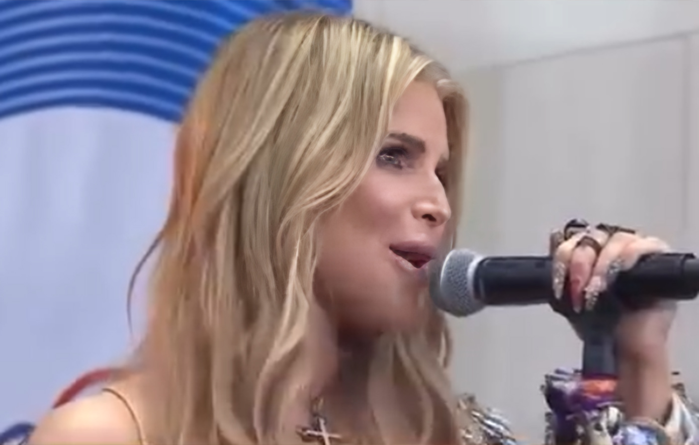 Η Τζέσικα Σίμπσον «τα έκανε πάνω της» σε live εμφάνισή της σε τηλεοπτική εκπομπή