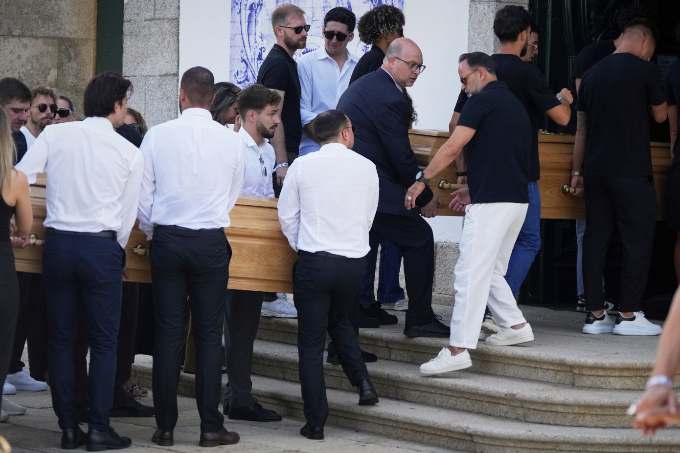 Ντιόγκο Ζότα: Live η κηδεία του ποδοσφαιριστή της Λίβερπουλ και του αδερφού του – Μαζί στην εκκλησία τα δύο φέρετρα