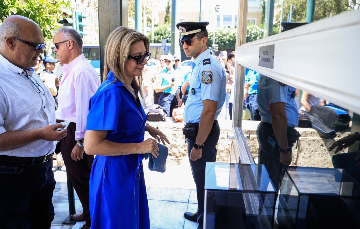 Η Μαρία Καρυστιανού κατέθεσε 1,3 εκατ. υπογραφές για την κατάργηση της ασυλίας των πολιτικών &#8211; «Να σταματήσει η ατιμωρησία»