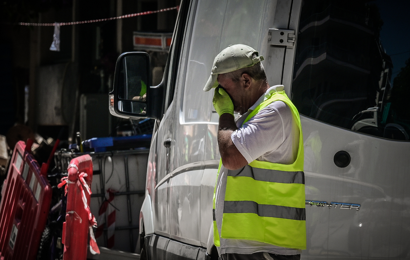ΓΣΕΕ: Οδηγίες προς τους εργαζόμενους για την αντιμετώπιση της θερμικής καταπόνησης από τον καύσωνα