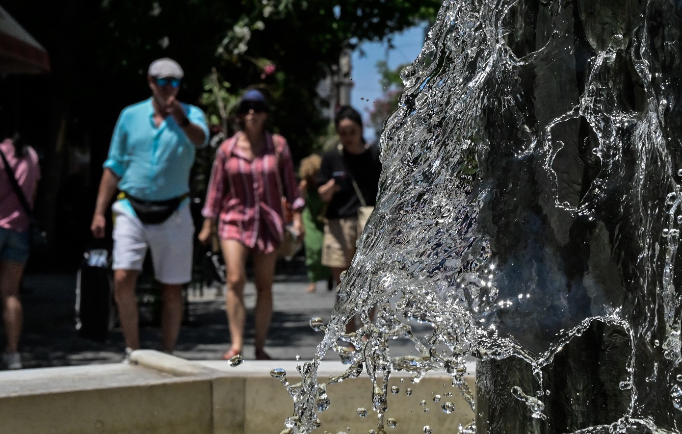 Ηλικιωμένοι, νήπια και άτομα με χρόνια νοσήματα οι πιο ευάλωτοι στον επερχόμενο καύσωνα – Οι οδηγίες «επιβίωσης»