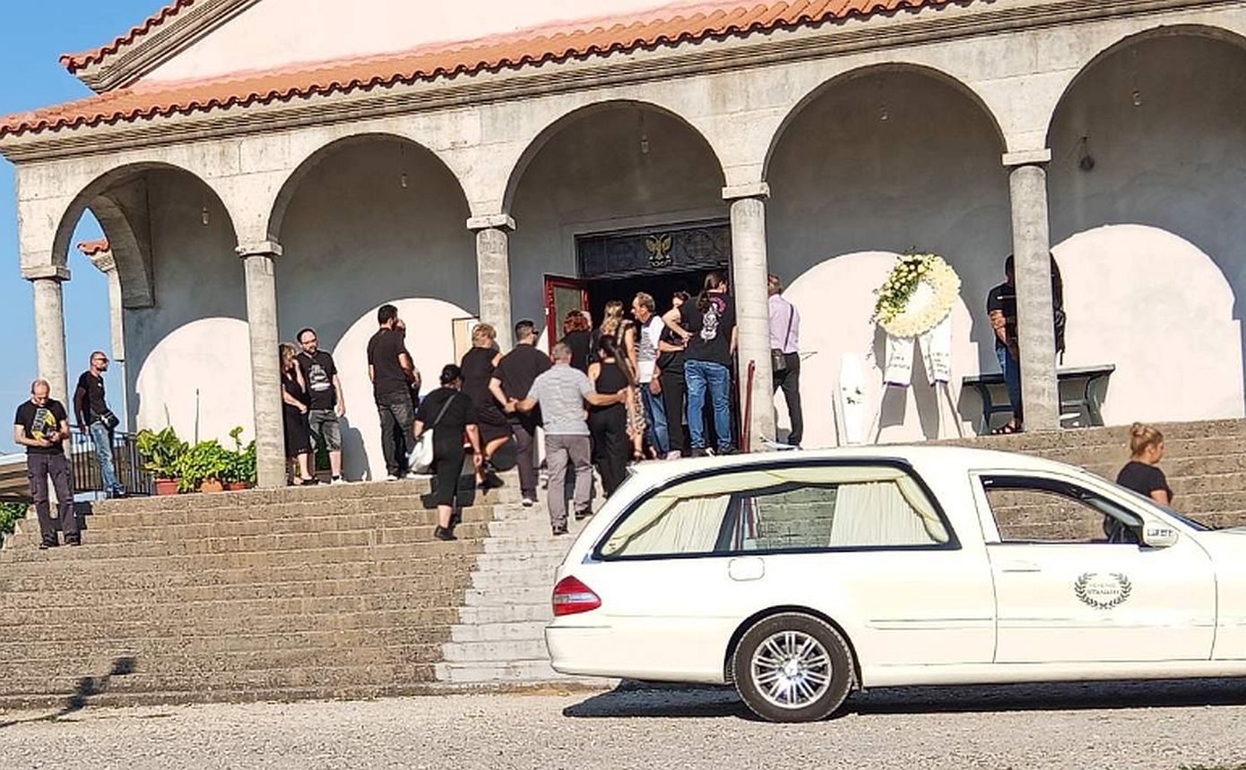 Αγρίνιο: Θλίψη και σπαραγμός στην κηδεία της 2χρονης Αλεξάνδρας- Τραγικές φιγούρες ο πατέρας της  και η έγκυος σύζυγός του