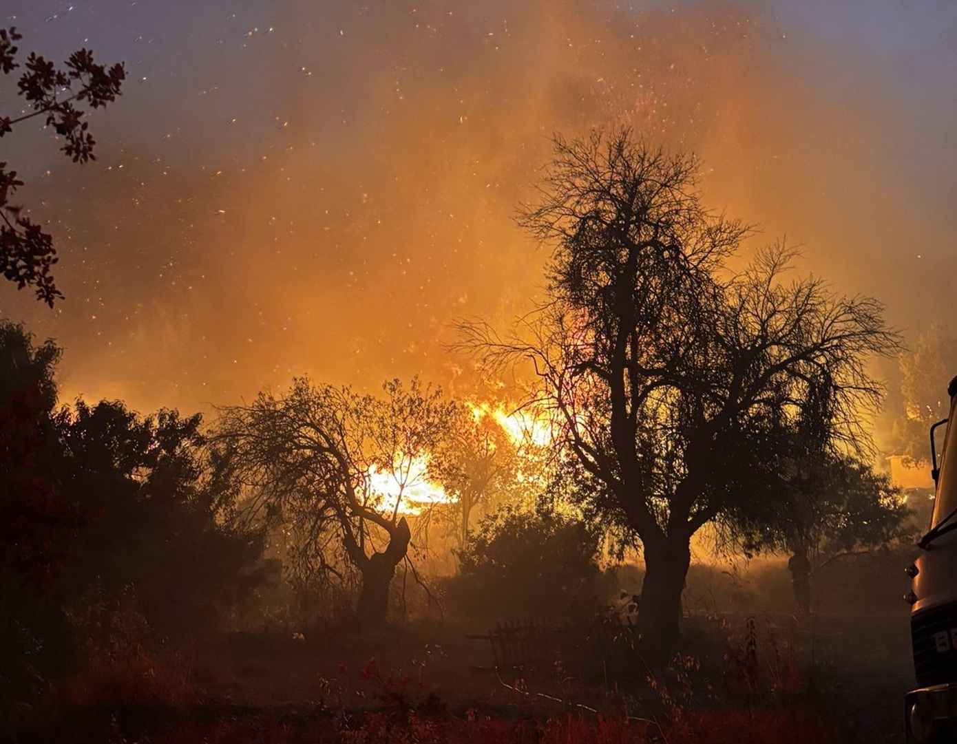 Μαίνεται η πύρινη λαίλαπα στην Κύπρο: Ένας νεκρός, αρκετοί εγκλωβισμένοι και μεγάλες καταστροφές