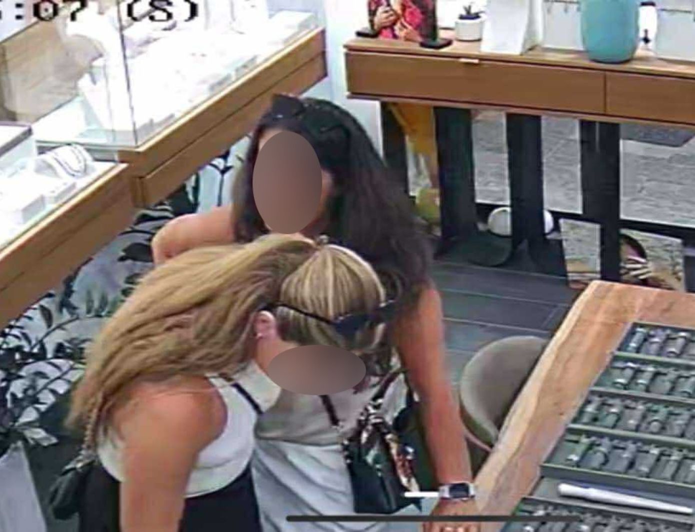 Τουρίστριες με… μακρύ χέρι άρπαξαν δαχτυλίδι από κοσμηματοπωλείο στα Χανιά