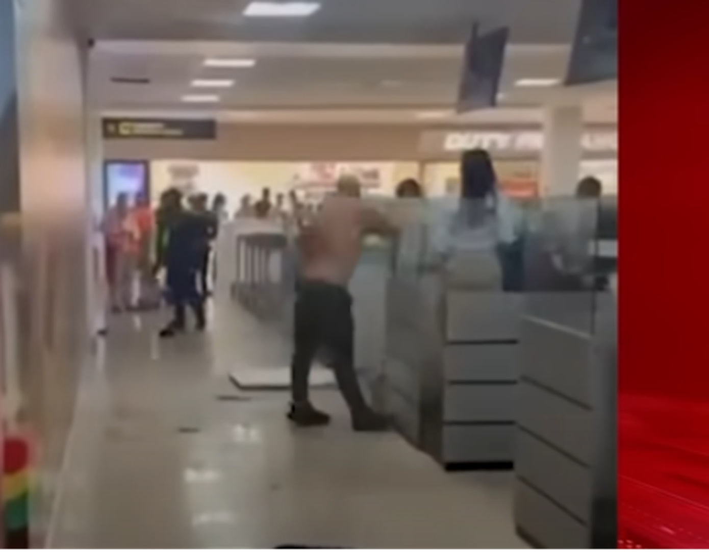 Οργισμένος ταξιδιώτης προκάλεσε χάος σε αεροδρόμιο: Έβριζε και προκάλεσε ζημιές – Του απαγορεύτηκε η είσοδος για 10 χρόνια