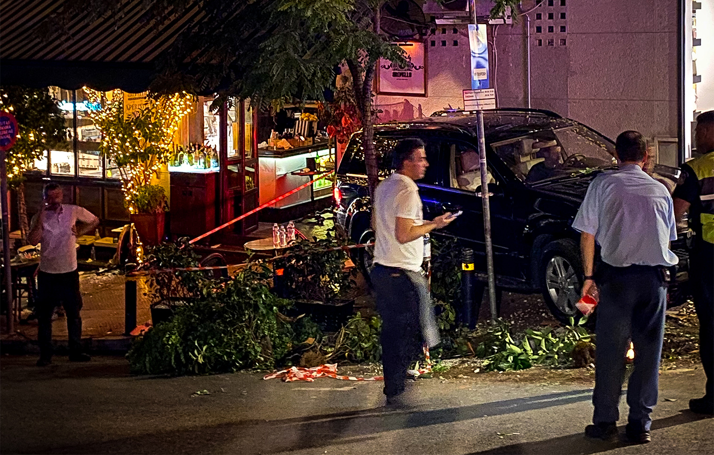 Πώς συνέβη το σοκαριστικό ατύχημα με το τζιπ που έπεσε σε εστιατόριο γεμάτο κόσμο στο Κολωνάκι Πώς συνέβη το σοκαριστικό ατύχημα με το τζιπ που έπεσε σε εστιατόριο γεμάτο κόσμο στο Κολωνάκι