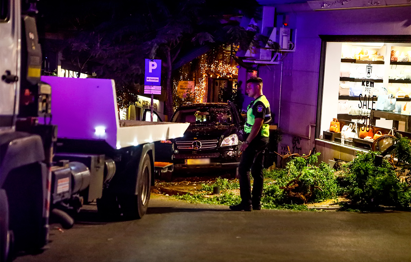 Πώς συνέβη το σοκαριστικό ατύχημα με το τζιπ που έπεσε σε εστιατόριο γεμάτο κόσμο στο Κολωνάκι Πώς συνέβη το σοκαριστικό ατύχημα με το τζιπ που έπεσε σε εστιατόριο γεμάτο κόσμο στο Κολωνάκι