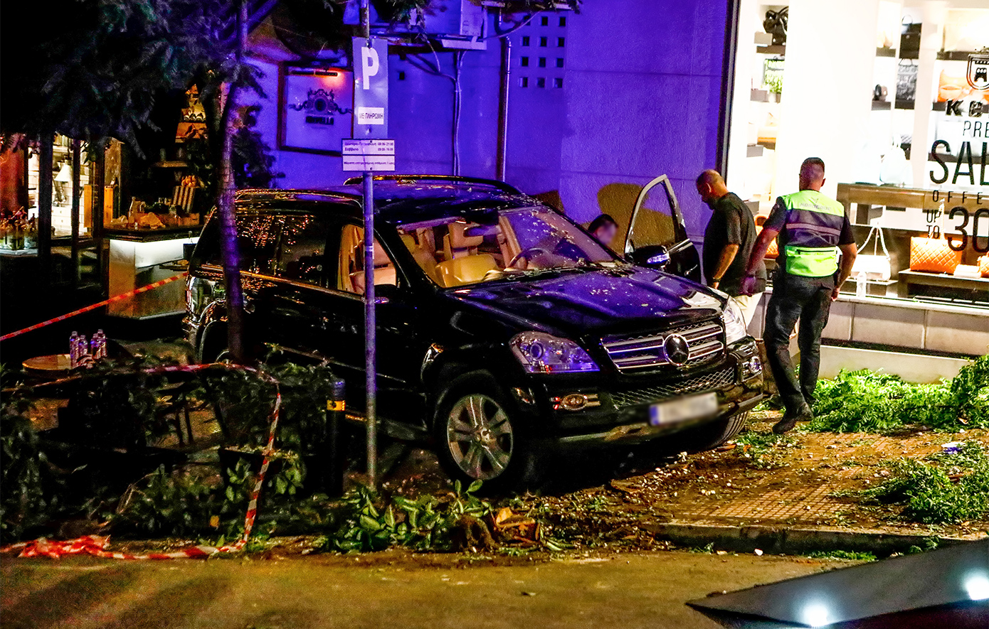 Πώς συνέβη το σοκαριστικό ατύχημα με το τζιπ που έπεσε σε εστιατόριο γεμάτο κόσμο στο Κολωνάκι – Νοσηλεύονται έξι άτομα