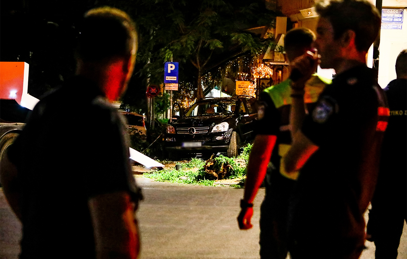 Πώς συνέβη το σοκαριστικό ατύχημα με το τζιπ που έπεσε σε εστιατόριο γεμάτο κόσμο στο Κολωνάκι Πώς συνέβη το σοκαριστικό ατύχημα με το τζιπ που έπεσε σε εστιατόριο γεμάτο κόσμο στο Κολωνάκι