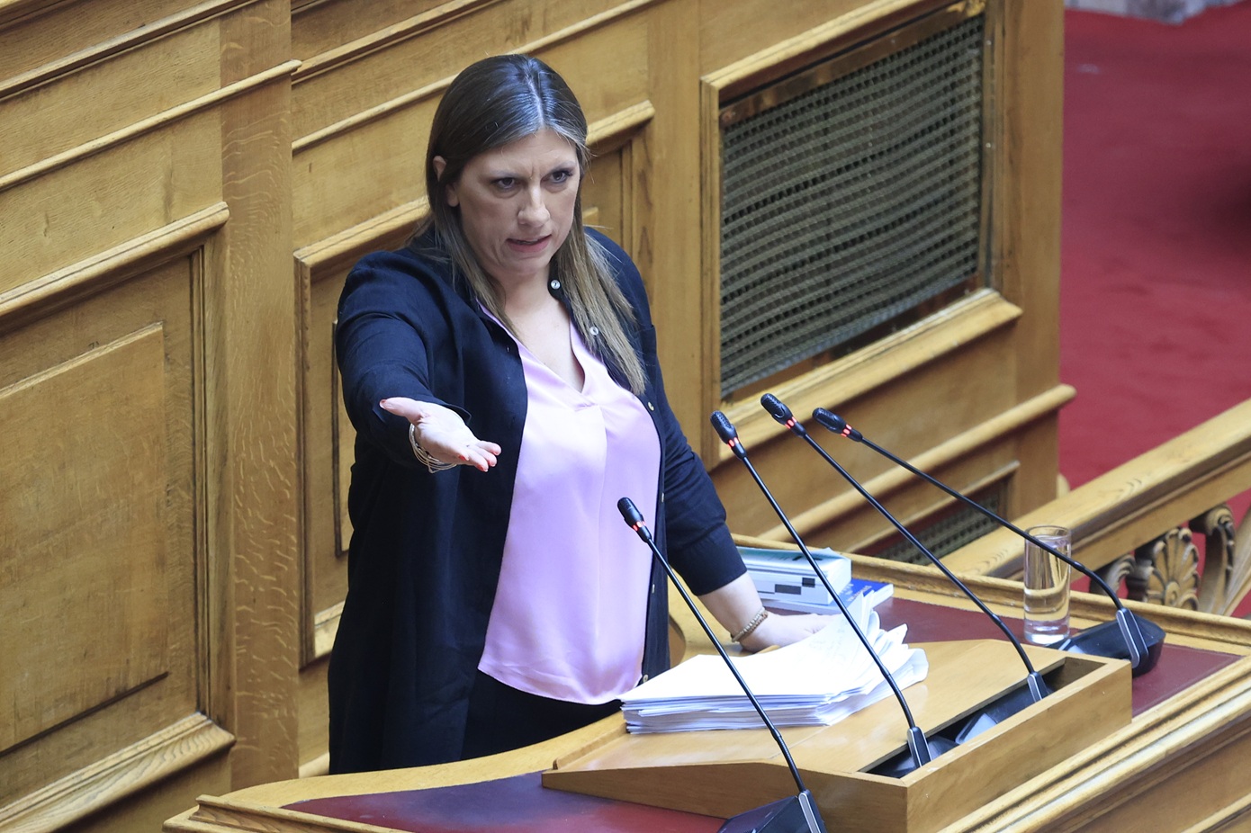 Αντί για 5 λεπτά η Ζωή Κωνσταντοπούλου μιλούσε 19 και μόλις τη διέκοψαν έκανε λόγο για «φασισμό»