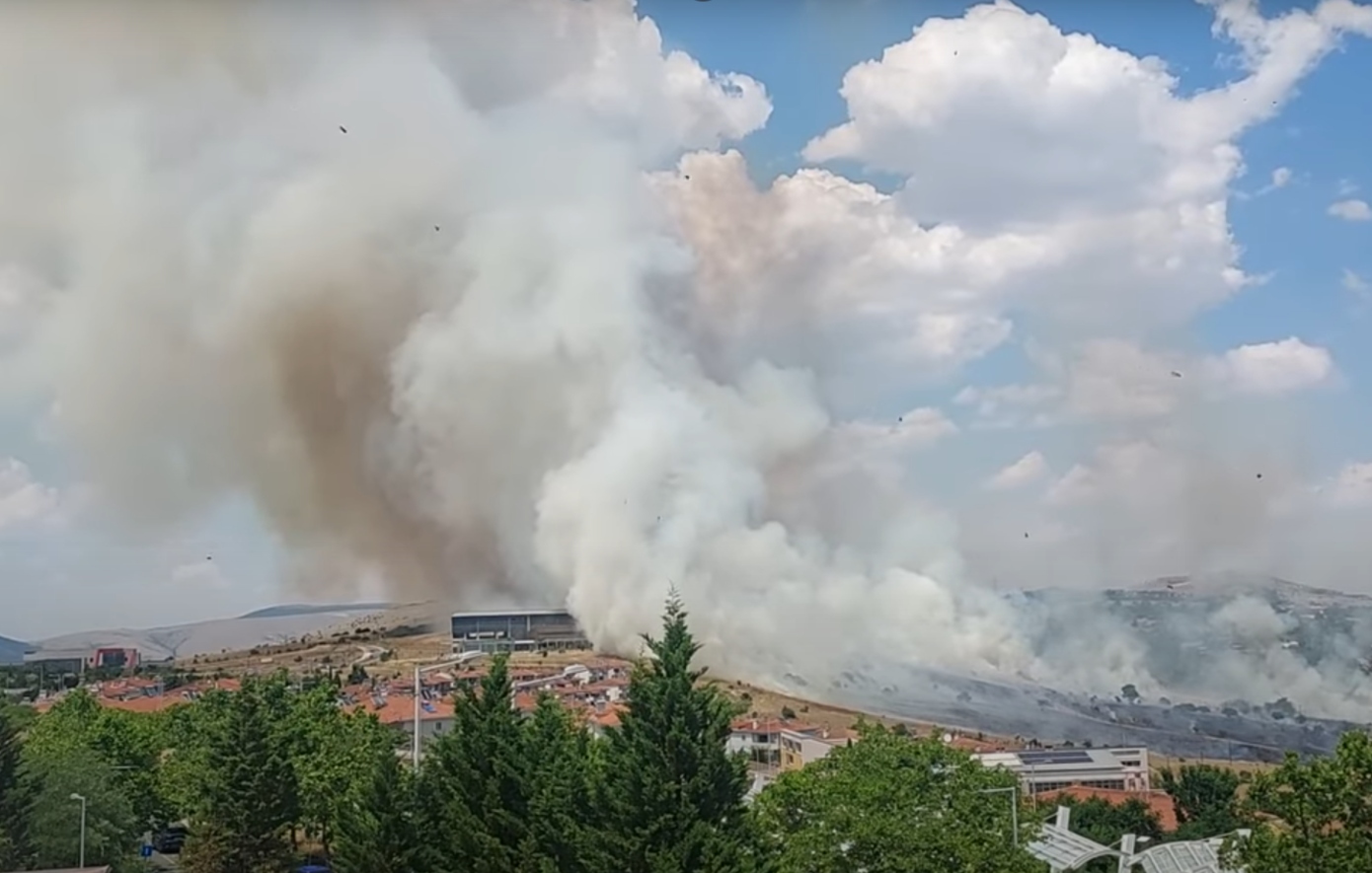 Φωτιά στην Κοζάνη, κοντά στην Πανεπιστημιούπολη &#8211; Εκκενώθηκε το Πανεπιστήμιο, μήνυμα από το 112
