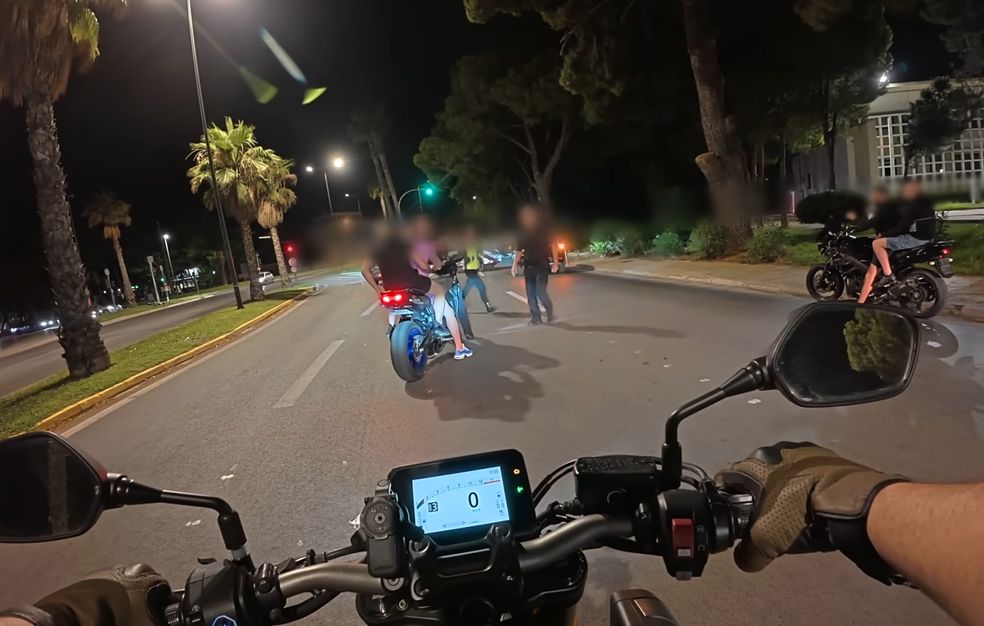 Καρέ καρέ το μπλόκο της ΕΛ.ΑΣ. στη Βουλιαγμένη: Αστυνομικός άρπαξε από τα χέρια μηχανόβιο &#8211; «Μηδενική ανοχή στη μη χρήση κράνους»