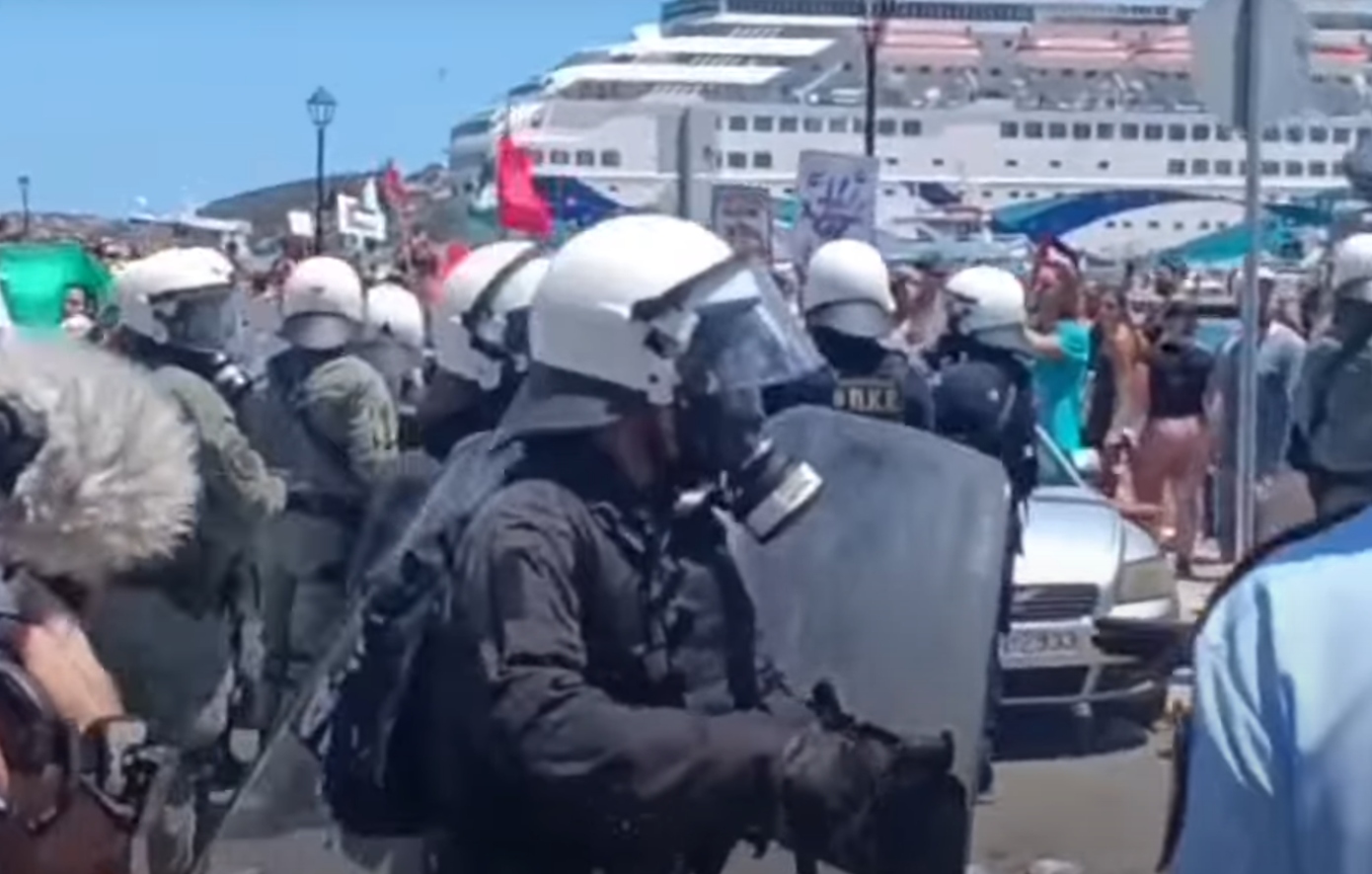 Επεισόδια με μπουκάλια και χημικά στο λιμάνι του Αγίου Νικολάου, στη διαμαρτυρία για την άφιξη ισραηλινού κρουαζιερόπλοιου