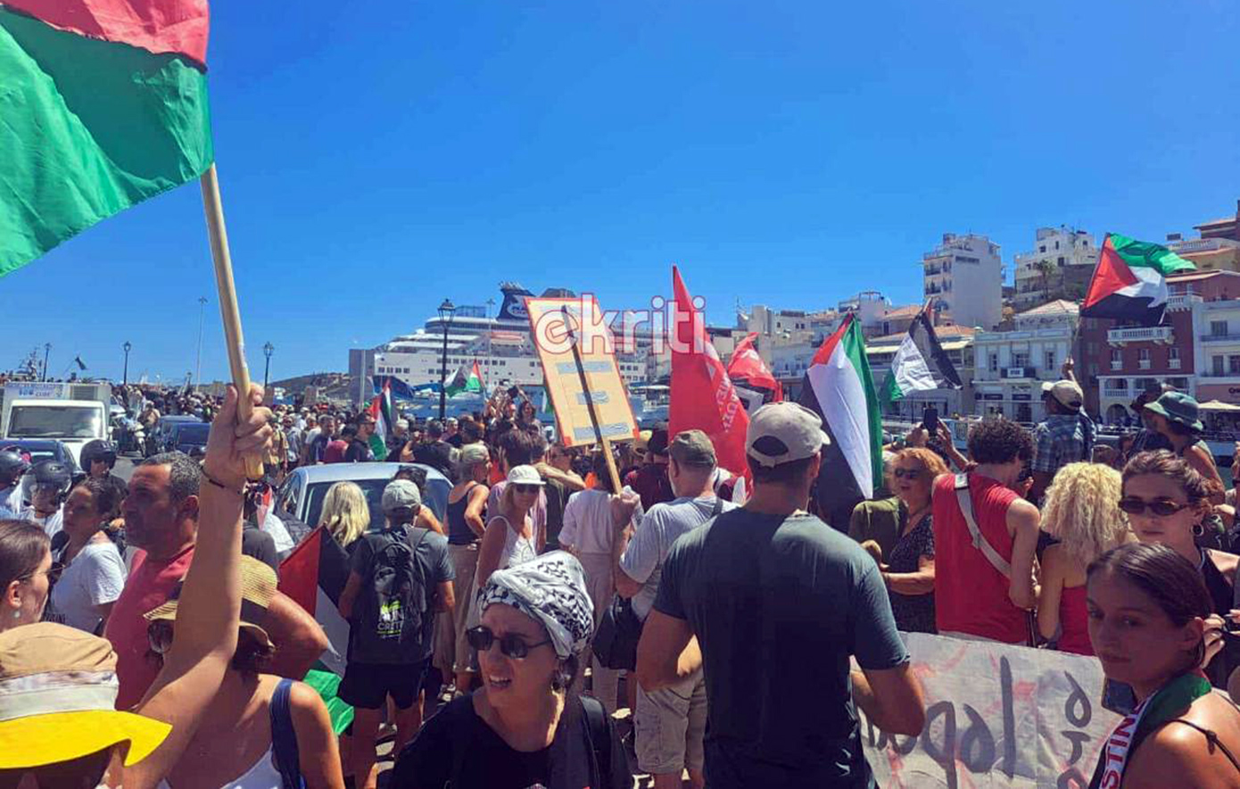 Πανό και σημαίες της Παλαιστίνης στο λιμάνι του Αγίου Νικολάου για την άφιξη του ισραηλινού κρουαζιερόπλοιου «Crown Iris»
