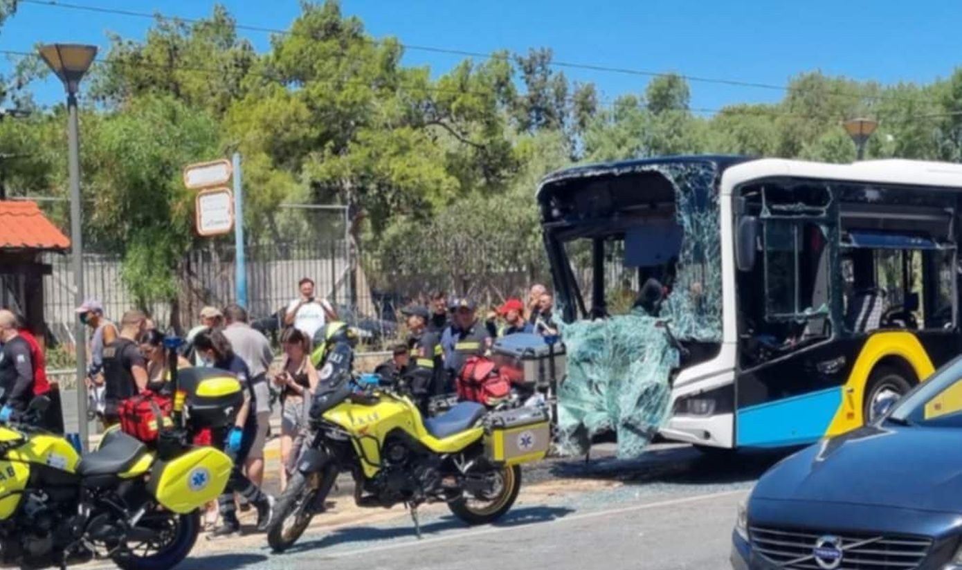 Σοβαρό τροχαίο στη Βούλα: Συγκρούστηκαν λεωφορεία &#8211; Πολλοί οι τραυματίες, ανάμεσά τους και ανήλικοι