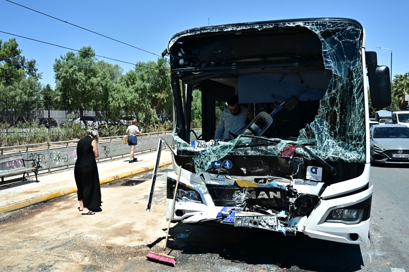 Τροχαίο στη Βούλα με 47 τραυματίες: Στο χειρουργείο η 47χρονη πολυτραυματίας – Αδιαθεσία φέρεται να ένιωσε η οδηγός του ενός λεωφορείου