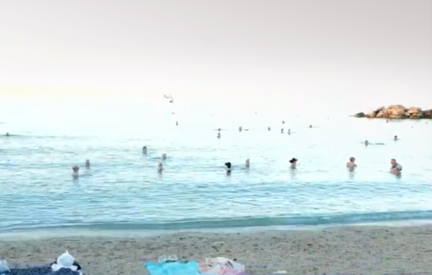 Γέμισαν από το πρωί οι παραλίες της Αττικής