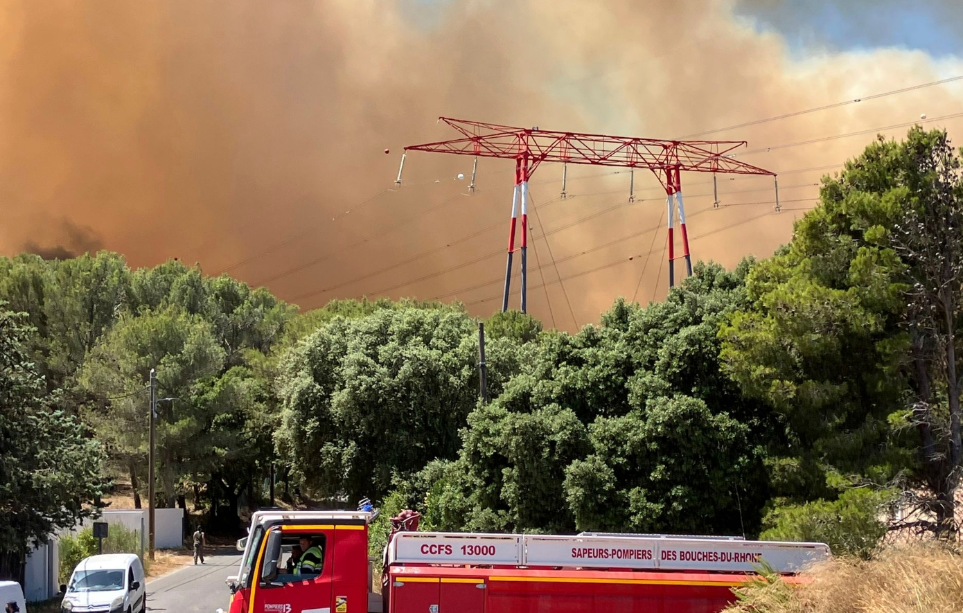 Μεγάλη φωτιά στη Γαλλία: Κινείται γρήγορα προς τη Μασσαλία, έκλεισε το αεροδρόμιο &#8211; «Μείνετε στα σπίτια σας», λένε οι Αρχές