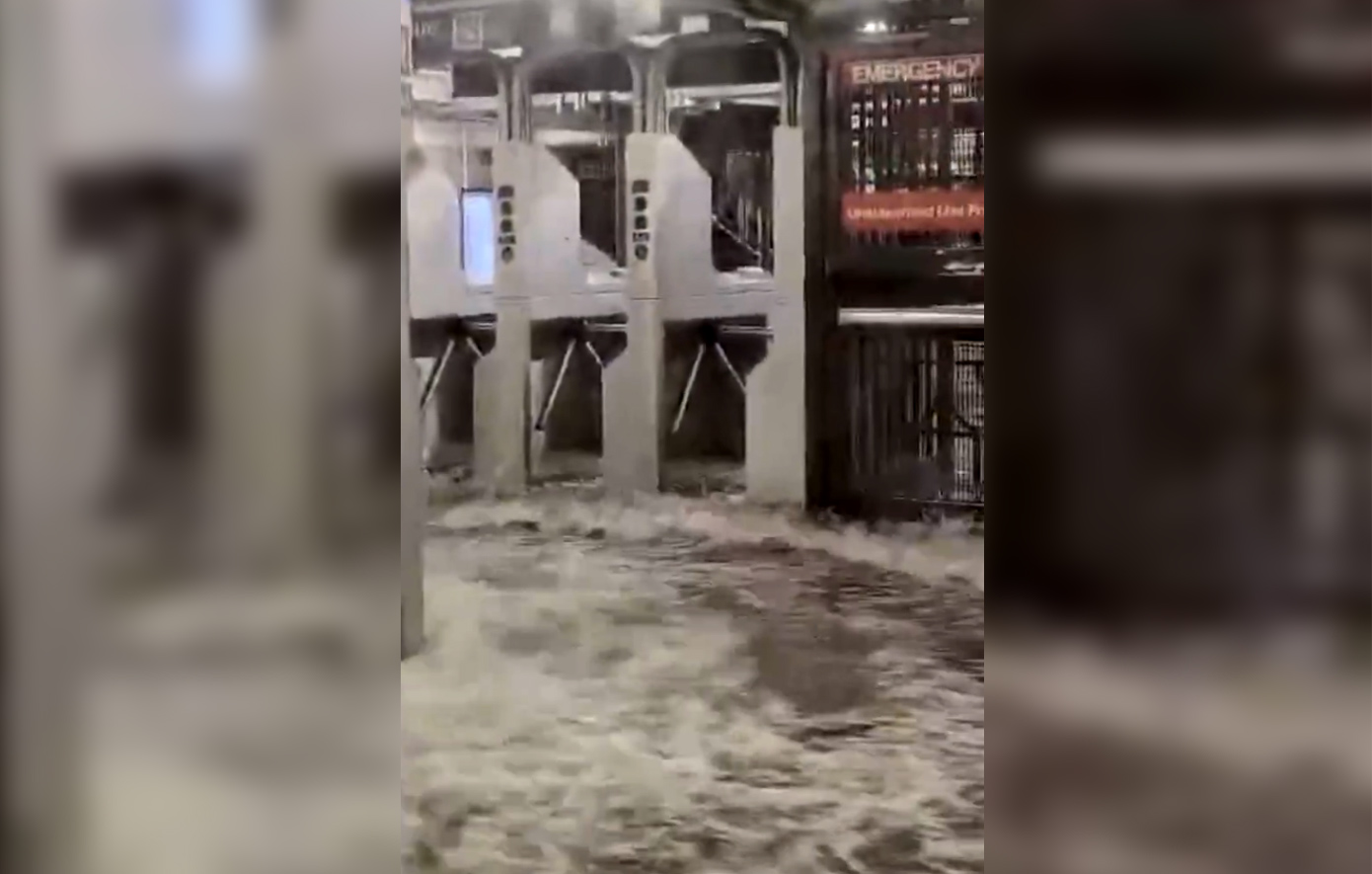 Πρωτοφανείς καιρικές συνθήκες στη Νέα Υόρκη &#8211; Πλημμύρησαν δρόμοι και πολλοί σταθμοί του μετρό
