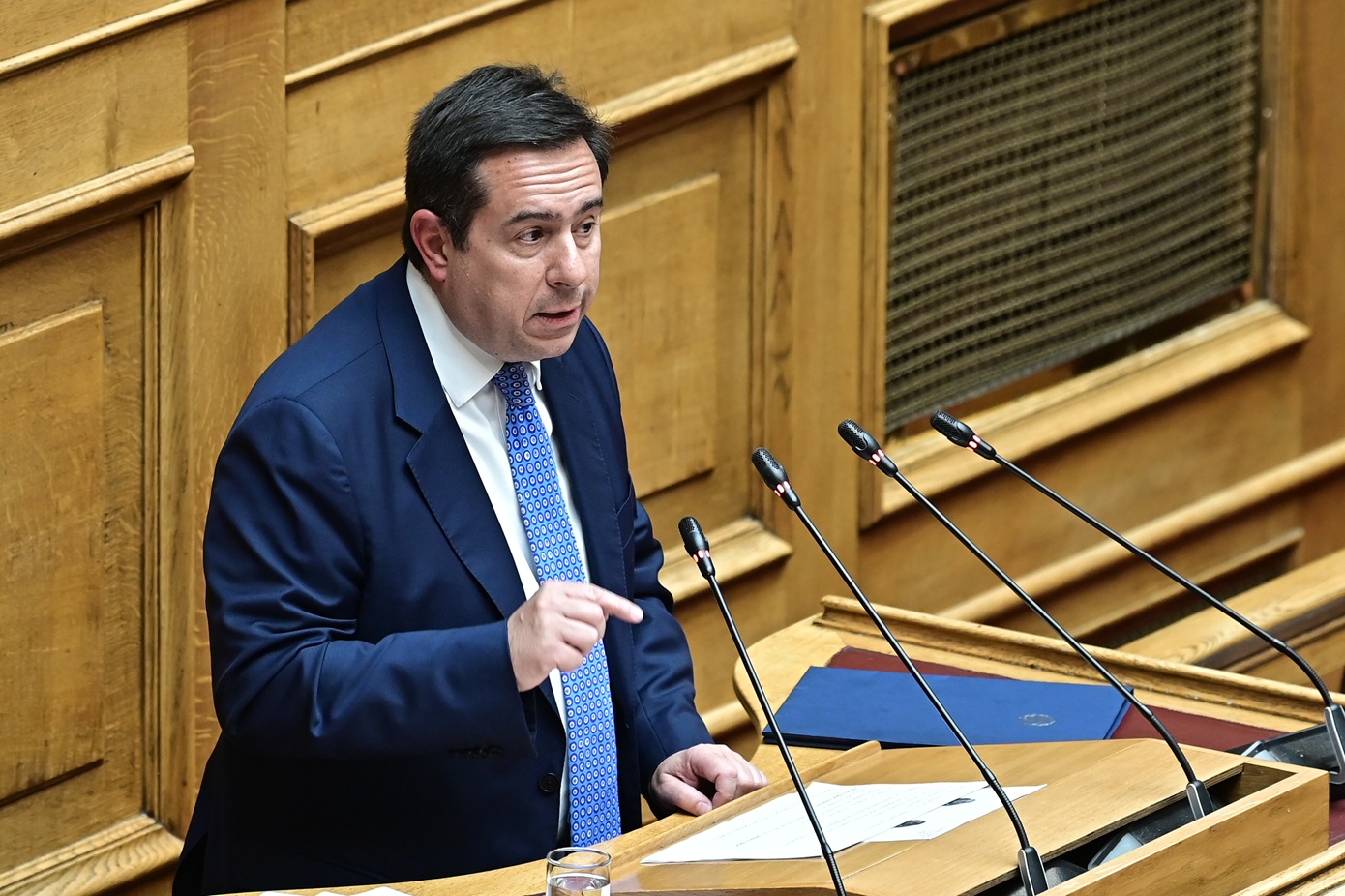 Ξεκάθαρη απάντηση Μηταράκη στον Φάμελλο: «Η ΝΔ είναι εδώ και η ψηφοφορία θα γίνει κανονικά»