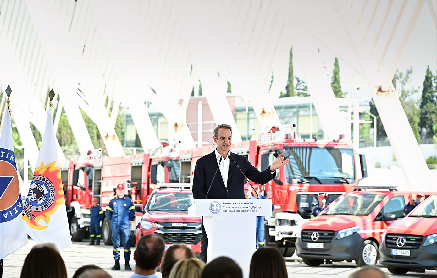 Μητσοτάκης στην παράδοση 164 νέων οχημάτων της Πυροσβεστικής: «Καθημερινά η πατρίδα μας αλλάζει και προοδεύει»