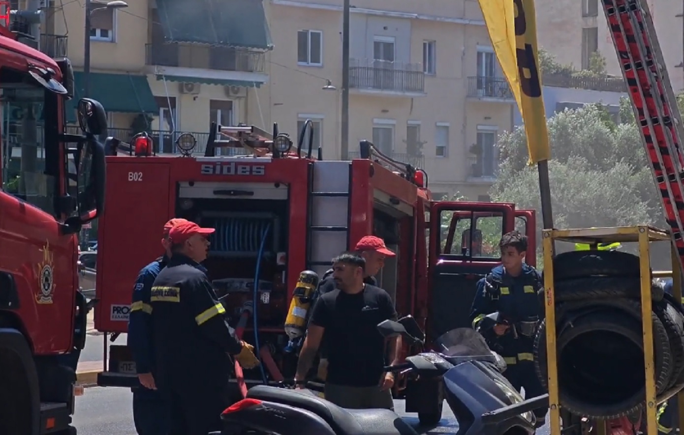 Κλείστη η Μιχαλακοπούλου λόγω φωτιάς σε κατάστημα με ελαστικά &#8211; Στο σημείο τέσσερα οχήματα πυροσβεστικής