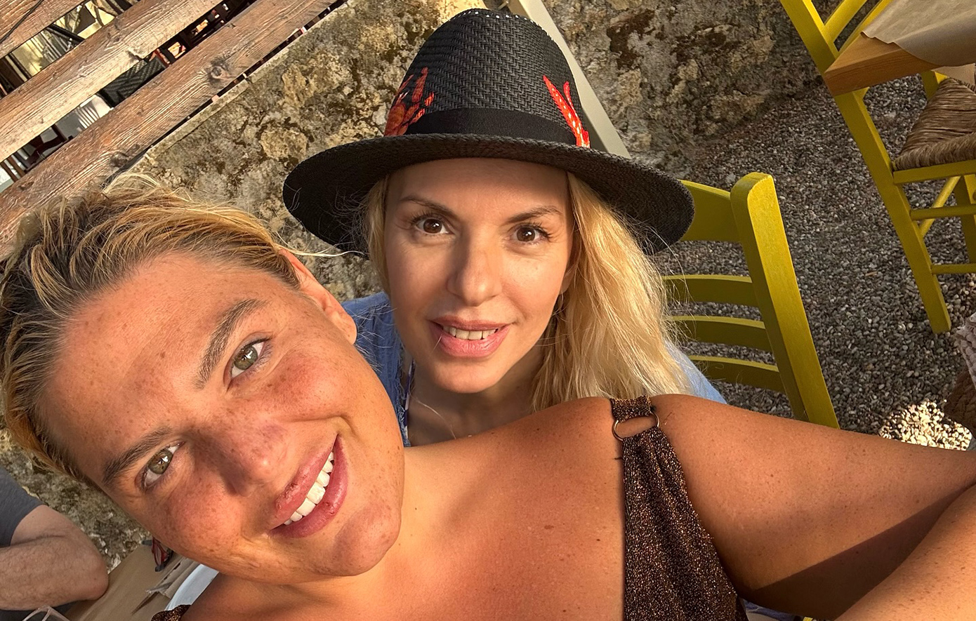 «Καλαματιανές διακοπές για πάντα!» &#8211; Η Δανάη Μπάρκα ποζάρει με την Αννίτα Πάνια