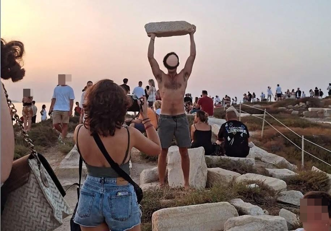 Σάλος στη Νάξο με τουρίστα που σήκωσε αρχαίο μάρμαρο στην Πορτάρα για να βγει φωτογραφία