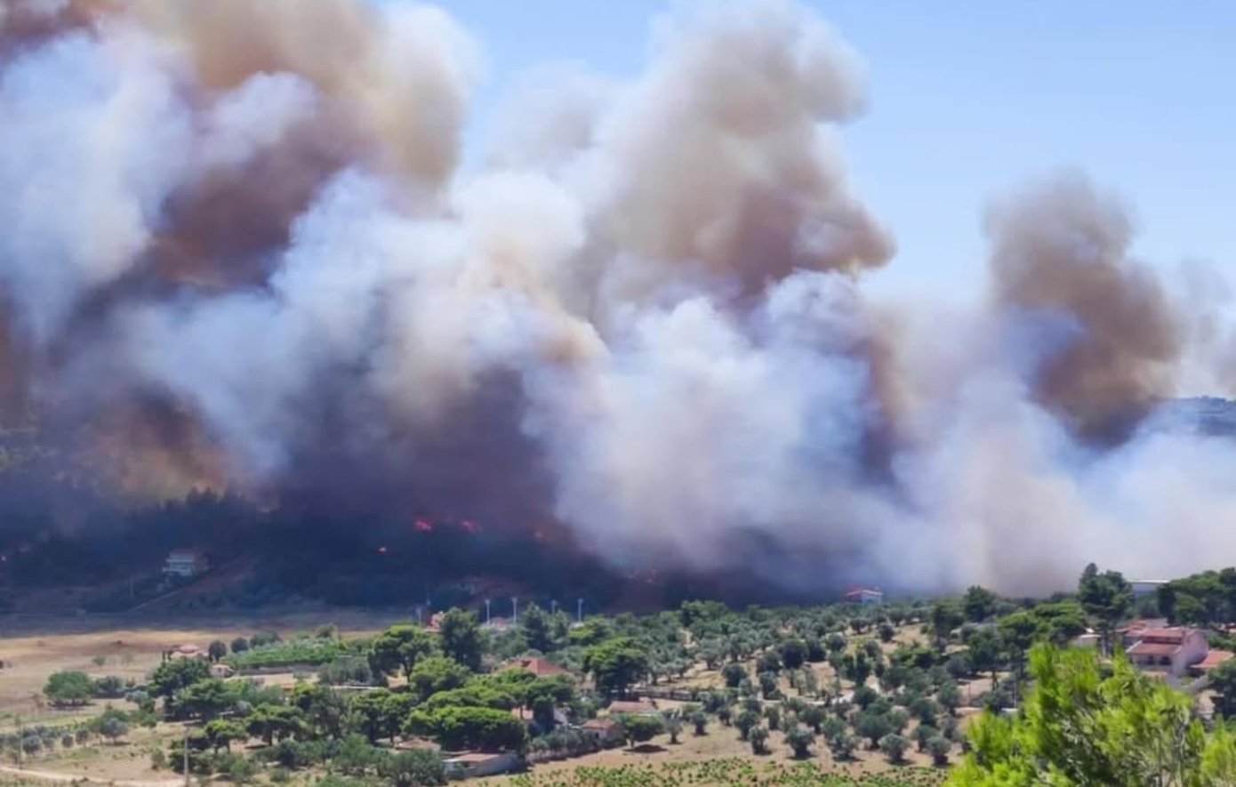 Μεγάλη φωτιά στη Ραφήνα: Διακόπηκε η κυκλοφορία στη Λεωφόρο Μαραθώνος &#8211; Μήνυμα του 112 για εκκένωση τριών οικισμών
