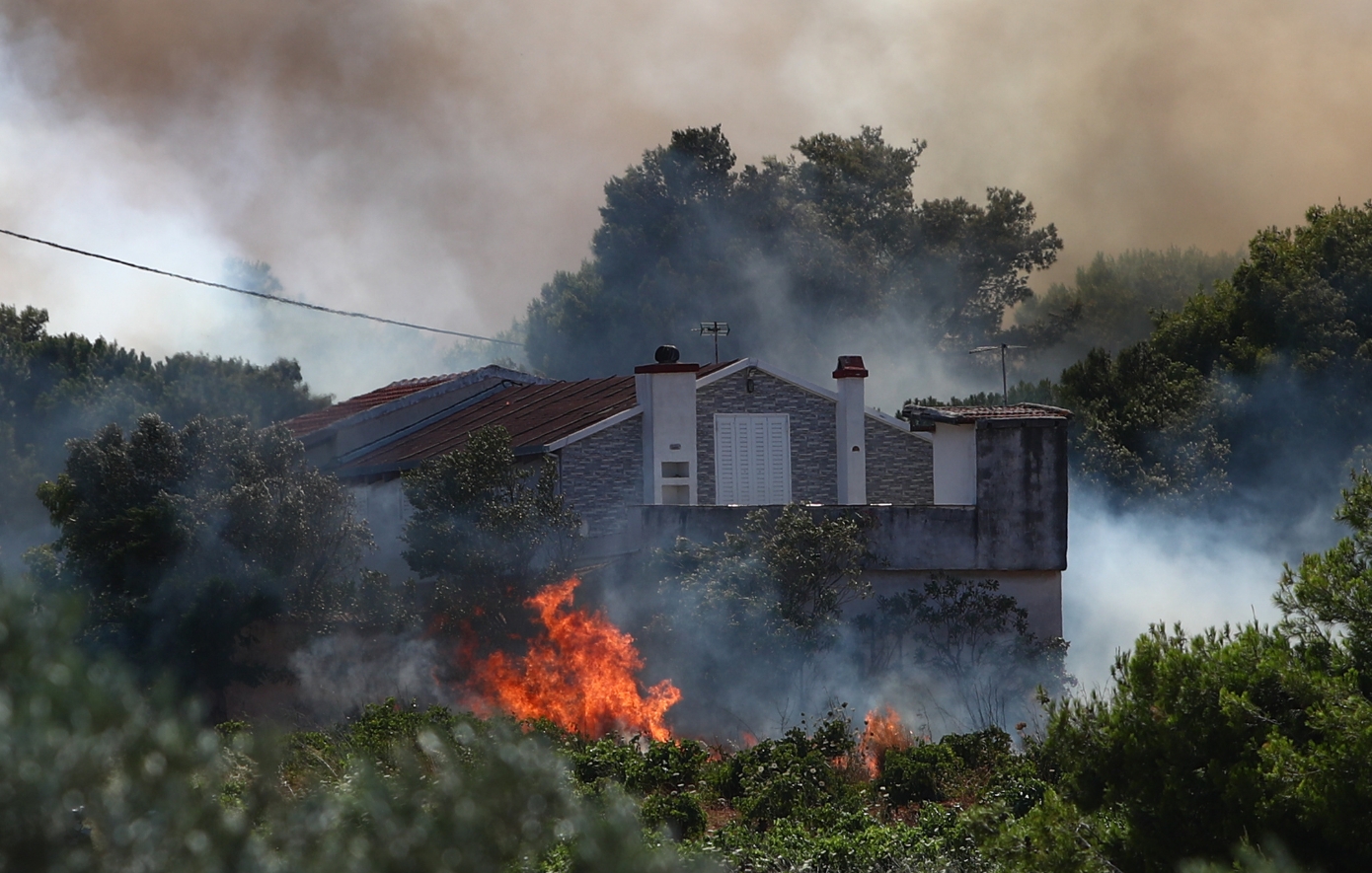 Ανεξέλεγκτη η φωτιά στη Ραφήνα: Κάηκαν σπίτια &#8211; Εννέα απεγκλωβισμοί και διακοπή κυκλοφορίας