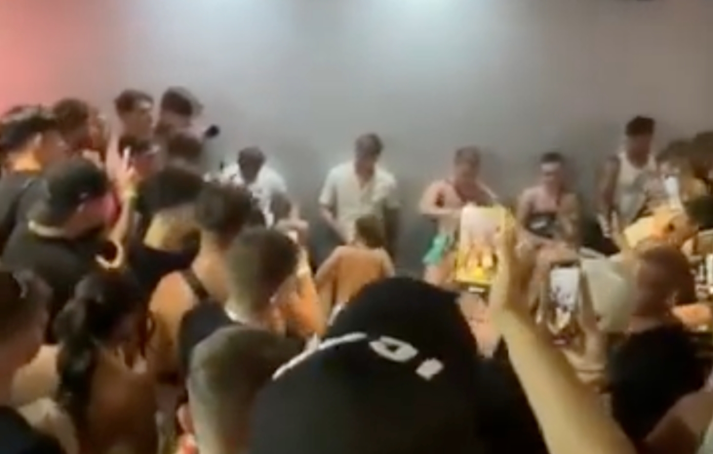«Δεν ήταν στοματικό σεξ, αλλά παιχνίδι με σοκολάτα»: Τι απαντά το κλαμπ στη Ζάκυνθο μετά τη θύελλα αντιδράσεων