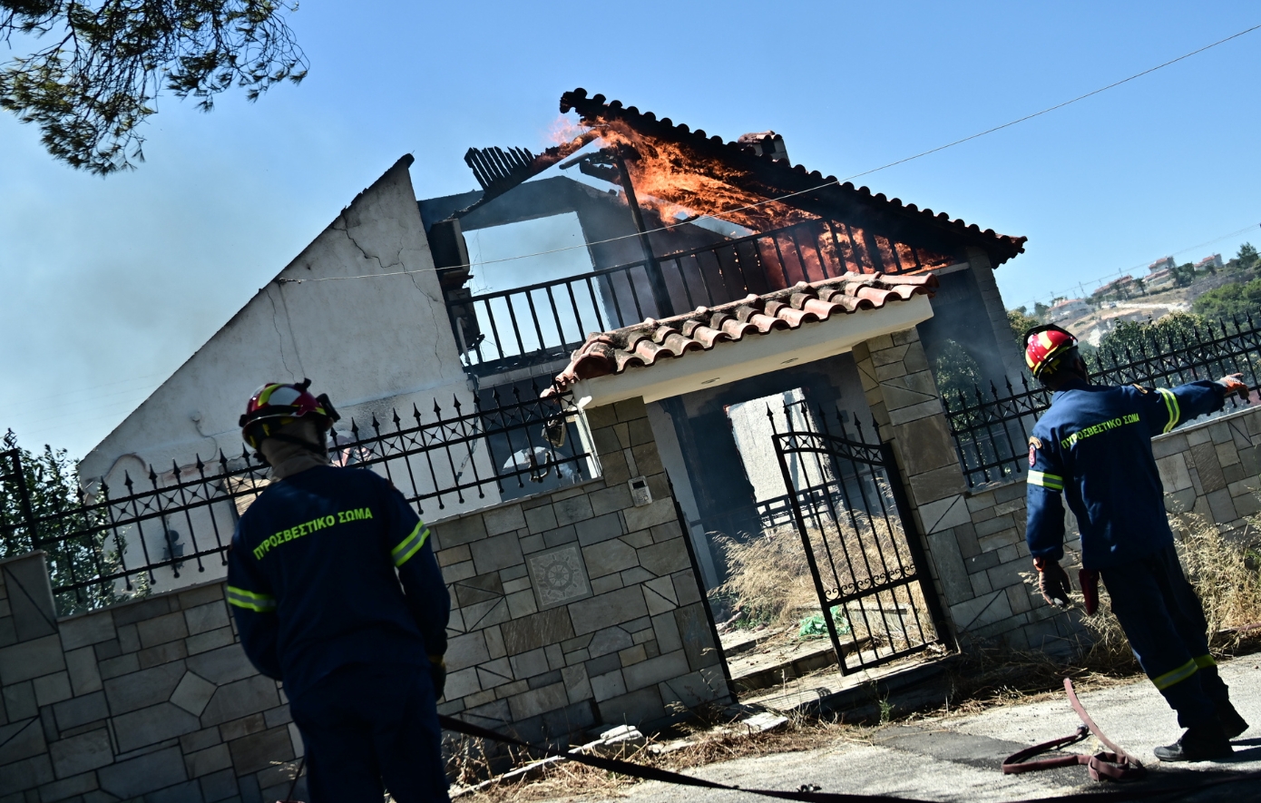 Μεγάλη φωτιά στο Κορωπί: Eκκενώνονται τρεις οικισμοί – Καίγονται σπίτια