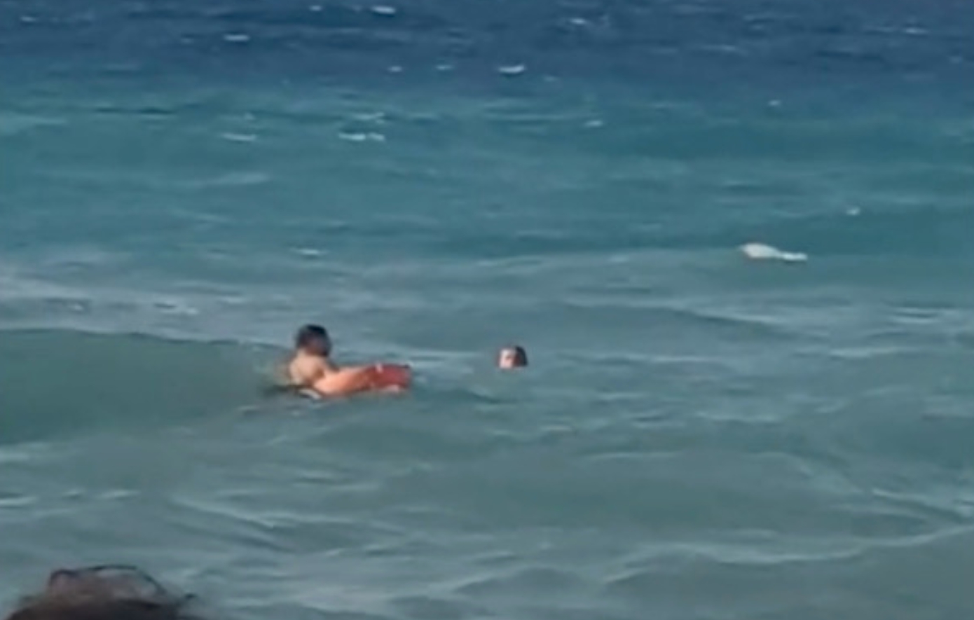 Σερβιτόρος beach bar στην Κρήτη βούτηξε και έσωσε λουόμενο που πνιγόταν