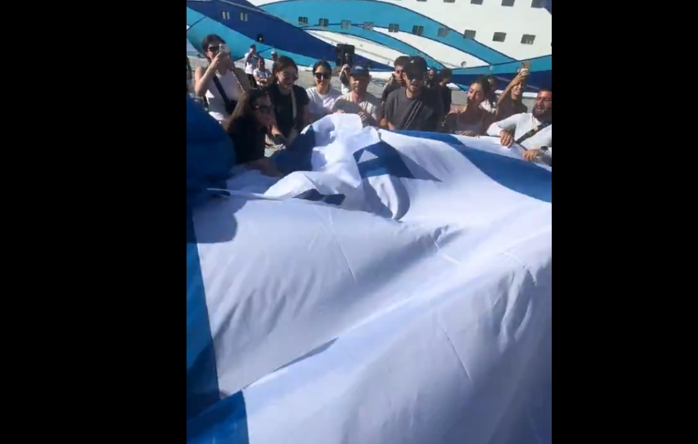 Ισραηλινοί τουρίστες άνοιξαν σημαία της χώρας τους και χόρευαν γύρω της στο λιμάνι της Ρόδου