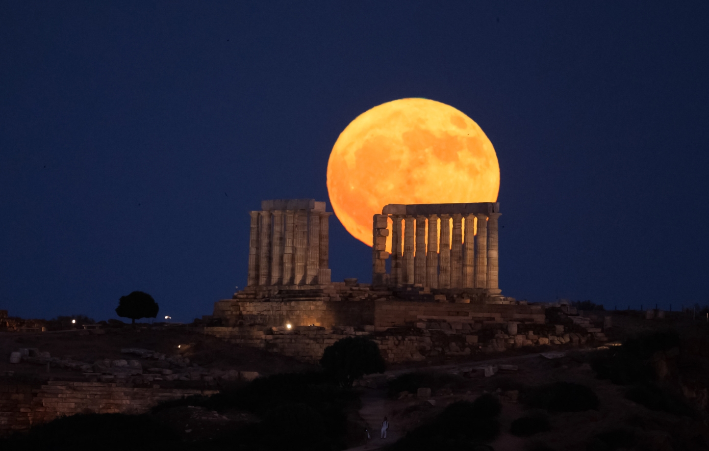 Η «Πανσέληνος του Ελαφιού» φωτίζει τον καλοκαιρινό ουρανό &#8211; Εντυπωσιακές φωτογραφίες