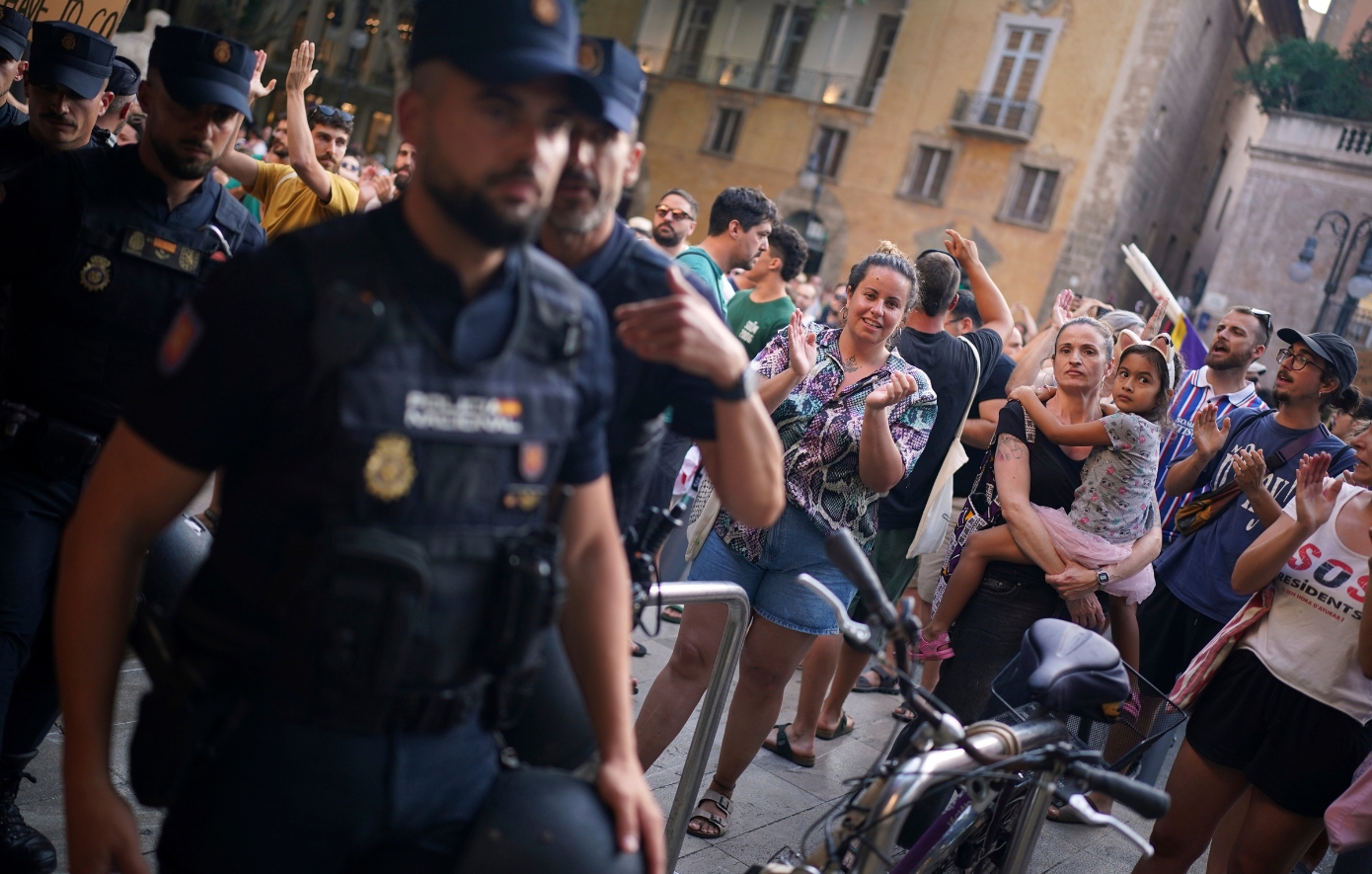 Οκτώ συλλήψεις στην Ισπανία έπειτα από συγκρούσεις ακροδεξιών ομάδων με μετανάστες