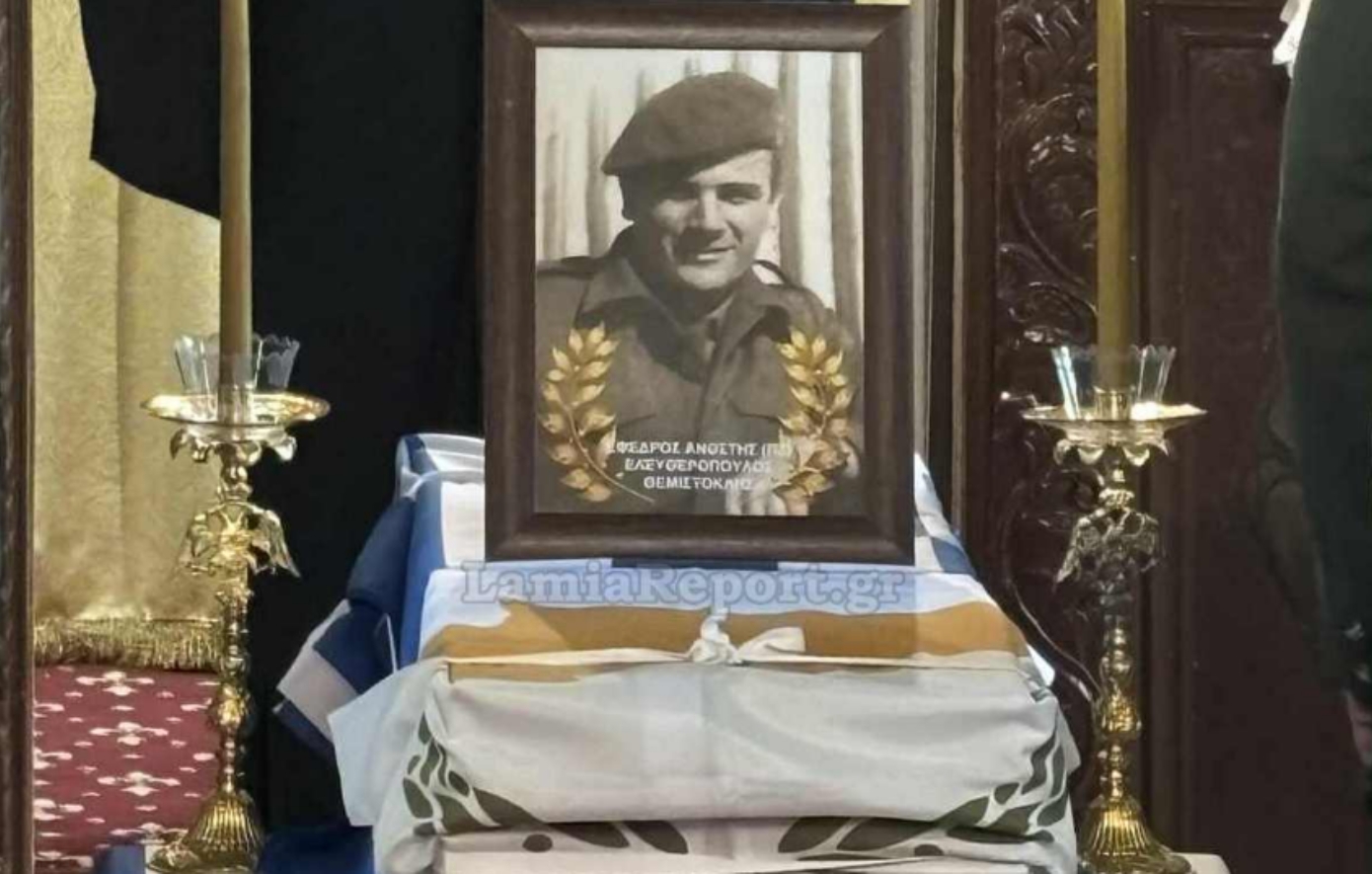 Με τιμές ήρωα η κηδεία του Θεμιστοκλή Ελευθερόπουλου που είχε πέσει μαχόμενος το 1974 στη Λευκωσία