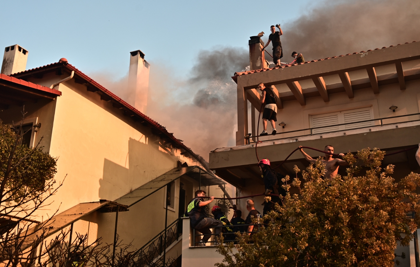 Εικόνες από τη μάχη με τις φλόγες σε Κρυονέρι και Δροσοπηγή &#8211; Κάηκαν σπίτια και αυτοκίνητα